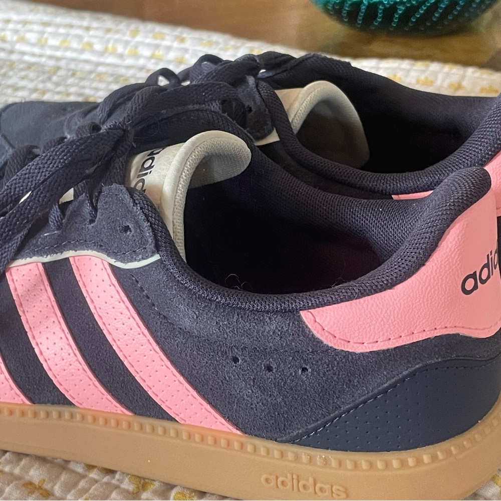 ⭐️Adidas navy with neon pink stripes samba style.